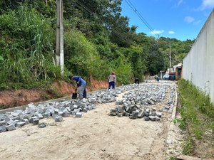 Grota Bom Jesus, na Serraria, recebe serviços de drenagem e pavimentação
