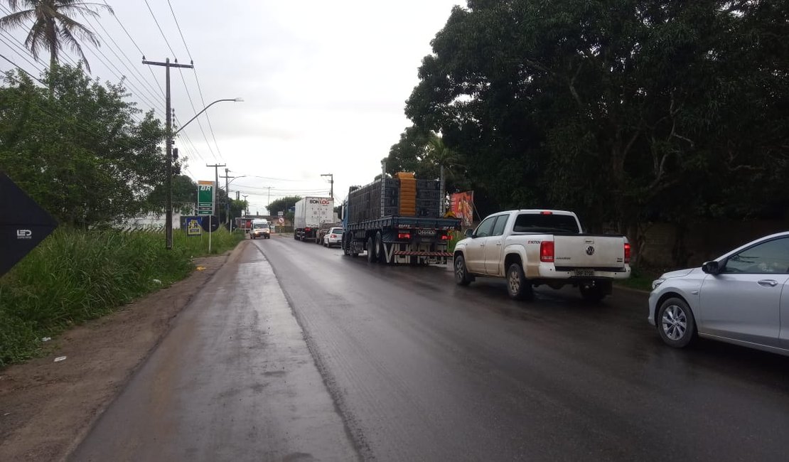 [Vídeo] Trânsito fica parado na AL-110 em Taquarana devido retirada de caminhão que tombou na quarta