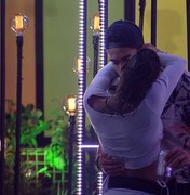 Karol Conká e Arcrebiano trocam beijos no final da Festa do Líder