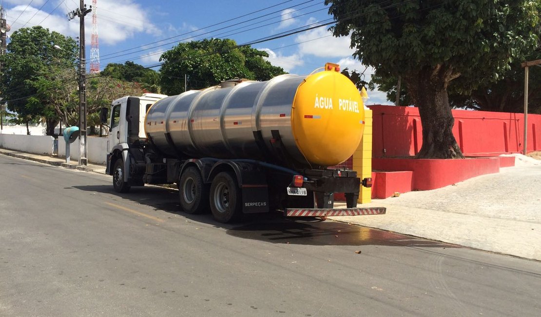 Moradores de Piaçabuçu recebem água potável do SAAE Penedo