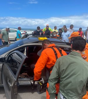 Colisão entre dois carros deixa feridos presos às ferragens no Pontal da Barra