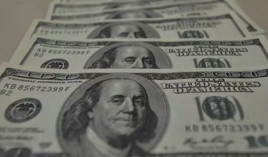 Dólar dispara e supera R$ 5,65 após Senado derrubar veto a reajuste de servidor