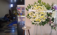 O Portal 7 Segundos também homenageou Cláudio Roberto com coroa de flores