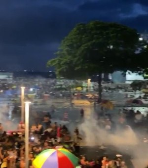 Imagens mostram confusão e bombas de gás lacrimogêneo em bloco de carnaval