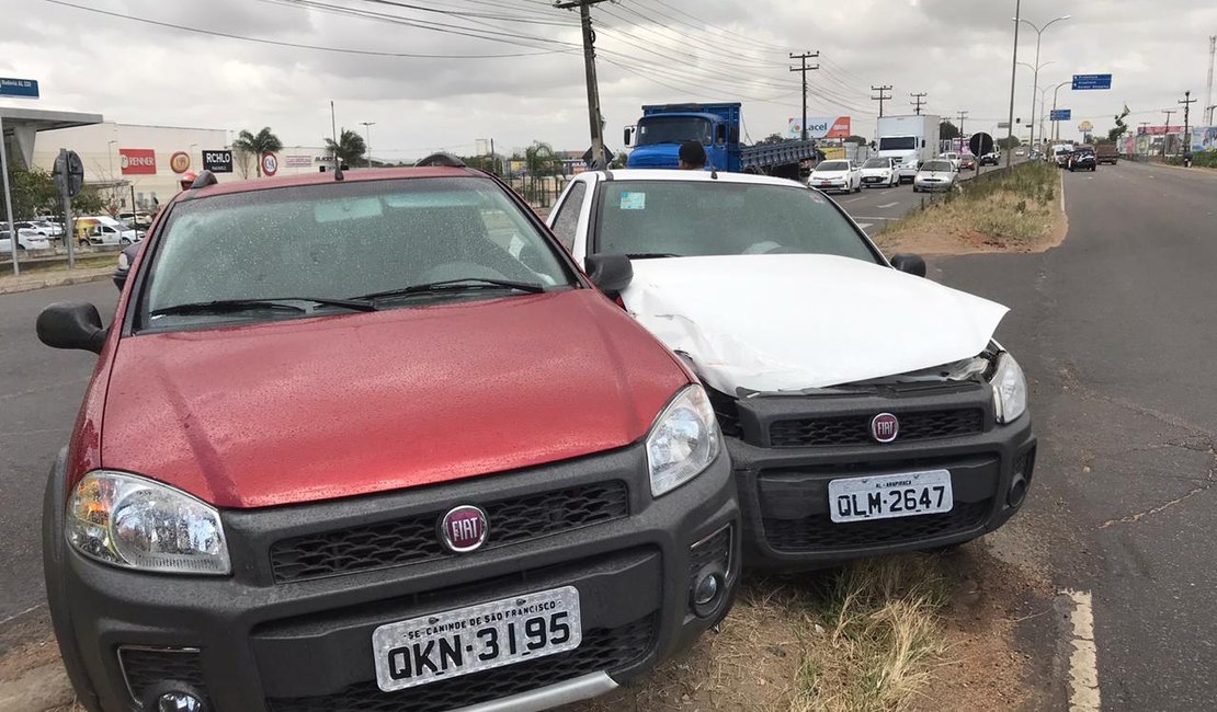 Colisão entre dois carros deixa um ferido na AL-220, em Arapiraca
