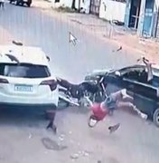 Após roubar moto, casal é arremessado do veículo em colisão com carro