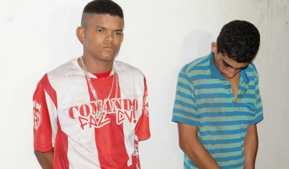 Dois jovens são presos suspeitos de tráfico de drogas e porte ilegal de arma de fogo