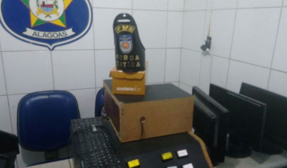Monitores com adesivos do MEC e máquinas caça-níqueis são apreendidos pela polícia