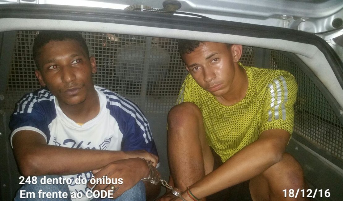 Passageiros são detidos com arma de fogo dentro de coletivo em Maceió