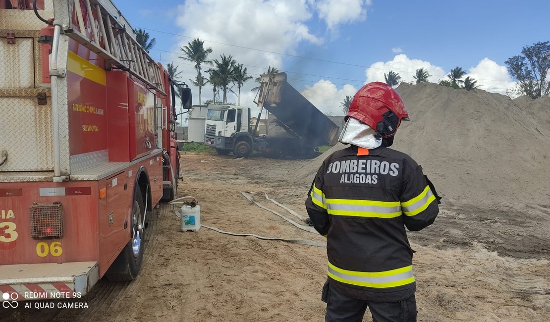 Caçamba bate em poste e incendeia em em condomínio na Perucaba, em Arapiraca