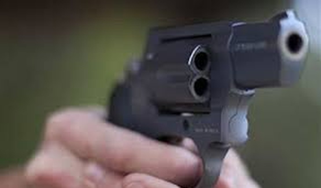Polícia prende jovem e apreende dois menores por posse ilegal de arma de fogo