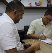 Prefeito Pino assina convênio para construção de estádio em Campestre