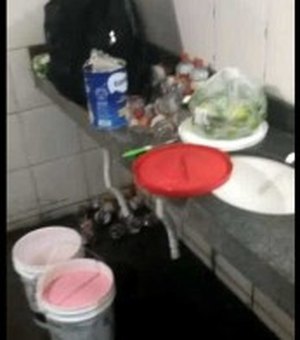 Polícia flagra produção de sacolés dentro de banheiro rodoviário