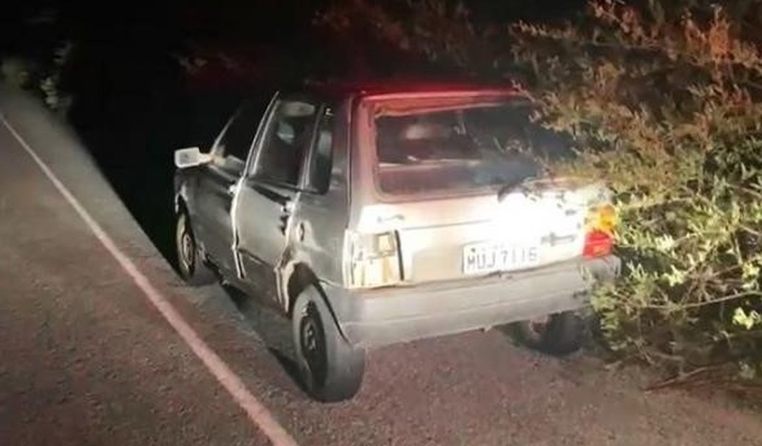 Corpo com marcas de tiros encontrado dentro de carro em Delmiro Gouveia permanece no IML de Arapiraca