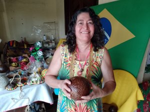 [Vídeo] Artesã de Arapiraca utiliza o quengo do coco para fazer diversas peças de artesanato