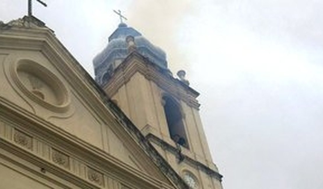 Incêndio atinge a torre da Concatedral Metropolitana de Maceió