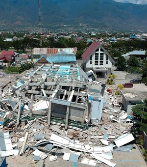 Passa de 800 o número de mortos na Indonésia devastada por terremoto e tsunami