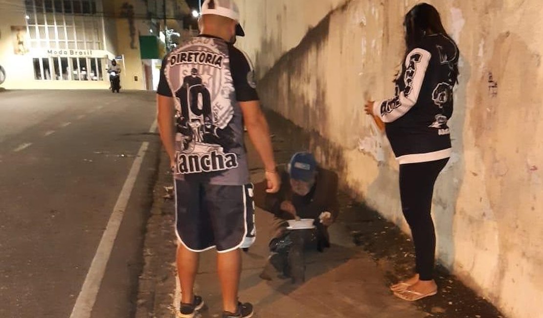 Mancha Negra: Torcida organizada do ASA distribui marmitas e roupas para moradores de rua em Arapiraca
