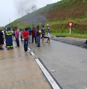 Trabalhadores de Capela fecham divisa entre Pernambuco e Alagoas