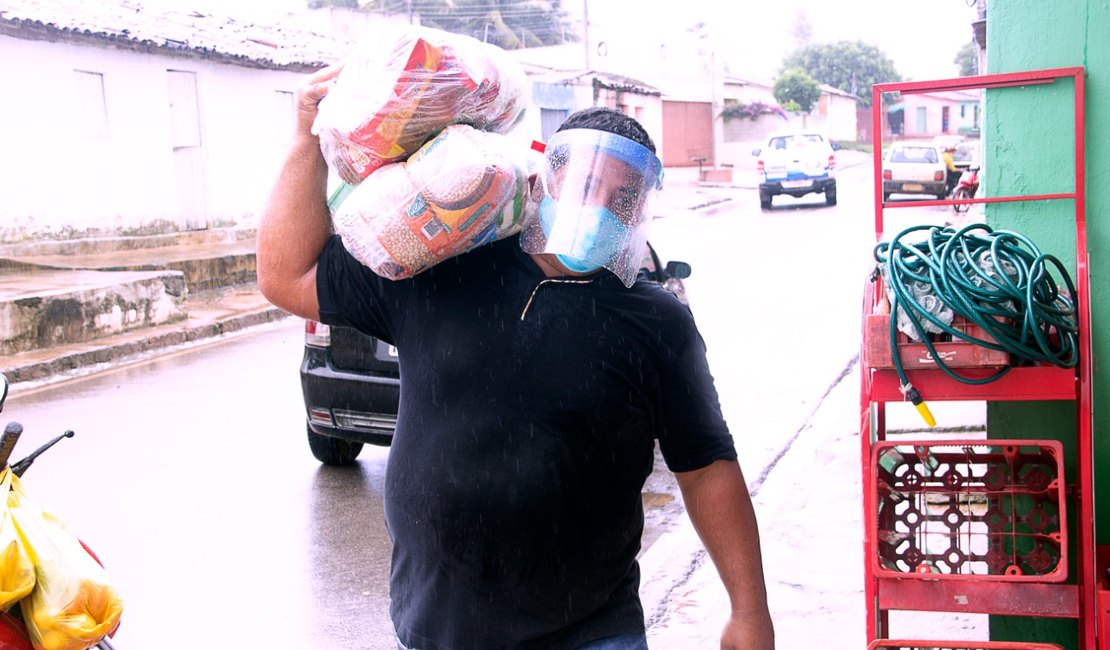 Prefeitura de Lagoa da Canoa distribui cestas básicas para população