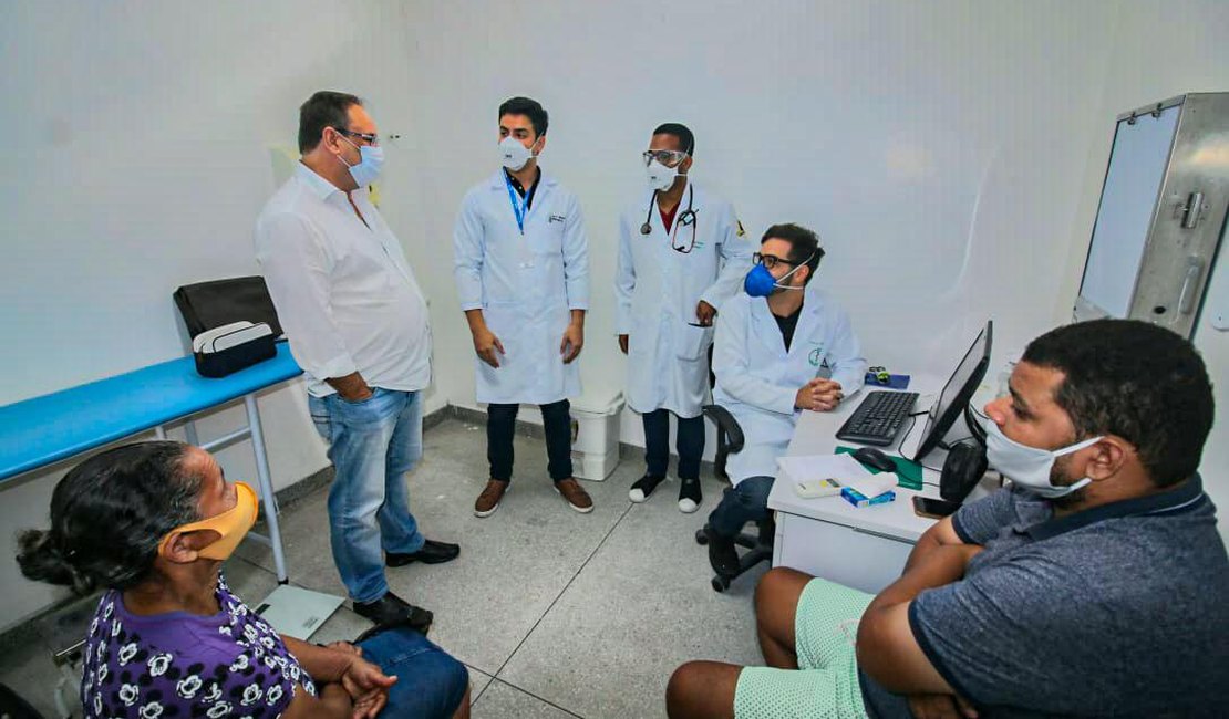 Prefeito de Arapiraca visita UBS e anuncia reabertura de Programa de Atenção à Mulher