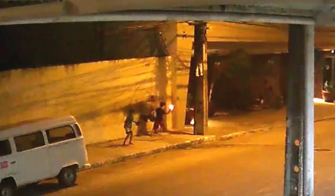 [Vídeo] Crianças jogam bomba de São João em moradora de rua no Recife