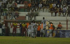 Jogadores do Murici comemoram gol no Juca Sampaio