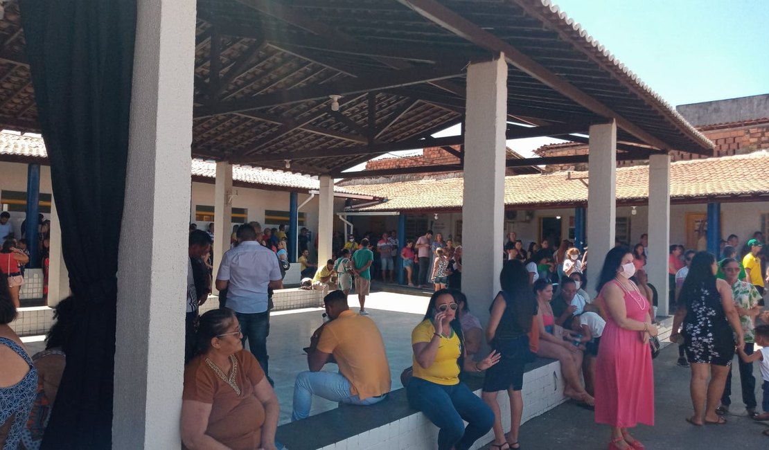 [Vídeos] Idosa passa mal e urna trava na Escola 31 de Março, em Arapiraca