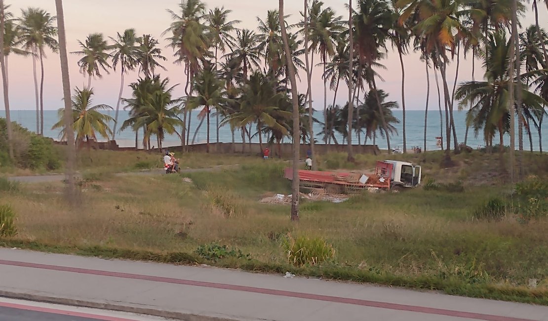 Motociclista é atingido por carreta desgovernada na Av. Rota do Mar