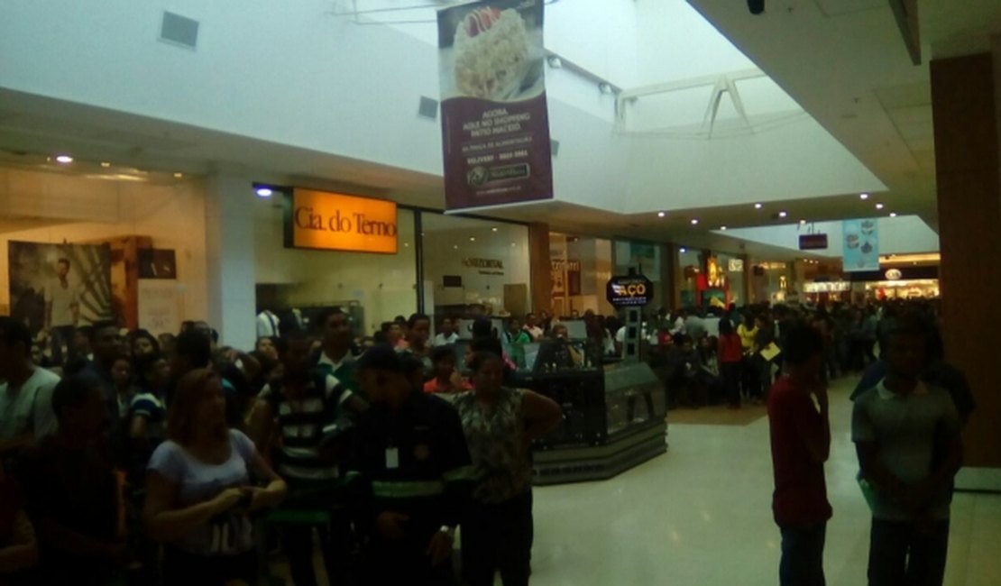 Multidão lota shopping de Maceió em busca de oportunidades de emprego