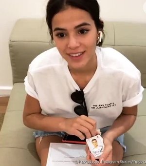 Bruna Marquezine troca figurinhas com autógrafo de Neymar em bastidor de novela