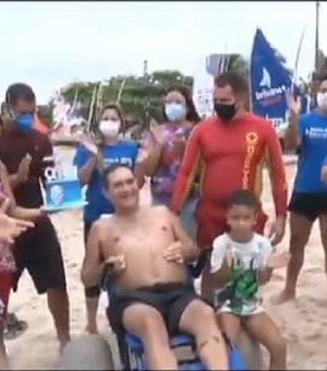 Homem realiza sonho de voltar à praia depois de sofrer um AVC