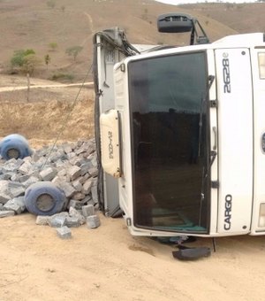 Caminhão carregado tomba na zona rural de Traipu