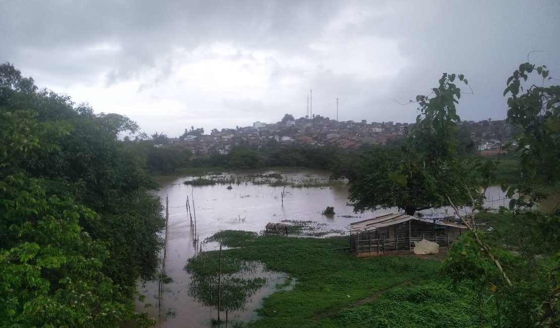 Chuva rompe cano mestre e prejudica fornecimento de água em Porto Calvo