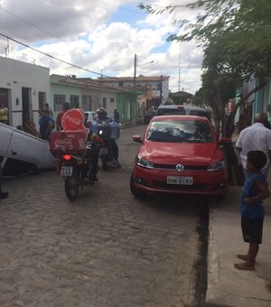 Condutora bate em pneu de carro parado em acostamento e capota veículo em Arapiraca