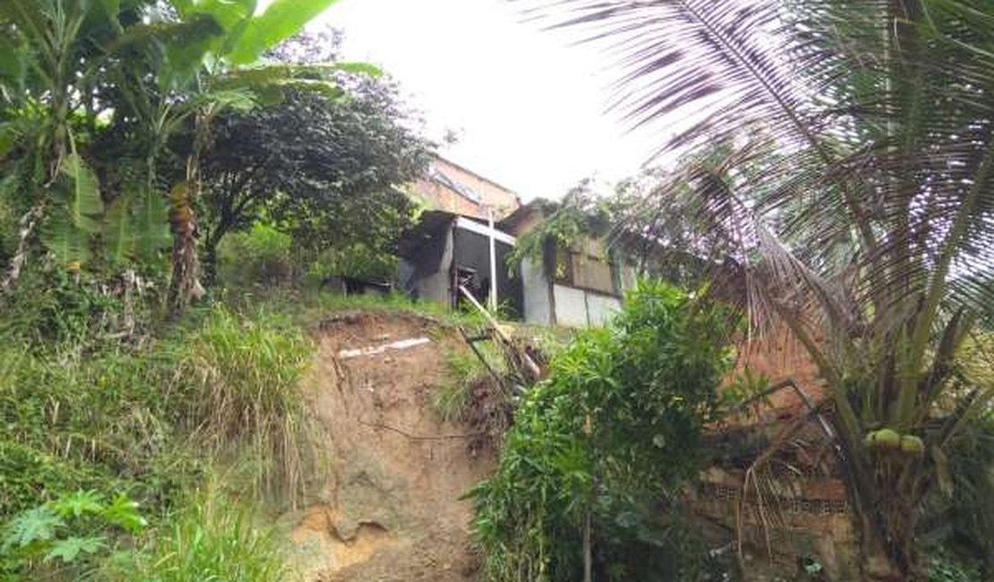 Chuvas provocam deslizamento e barreira cai sobre casa em Maceió
