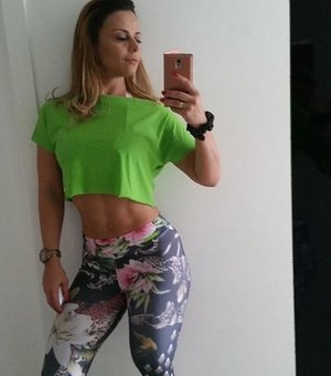 Viviane Araújo exibe barriga sequinha em 'selfie' antes de malhar