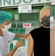 Xuxa chora ao ser vacinada contra a covid-19: 'Mistura de muita coisa'