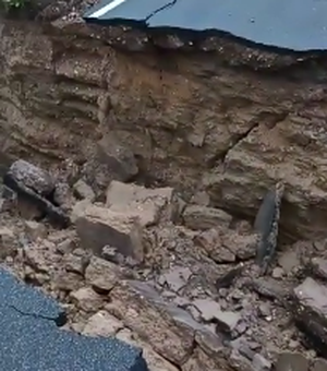 [Vídeo] Por conta das chuvas, cratera é aberta na AL 115 e impede o tráfego de veículos