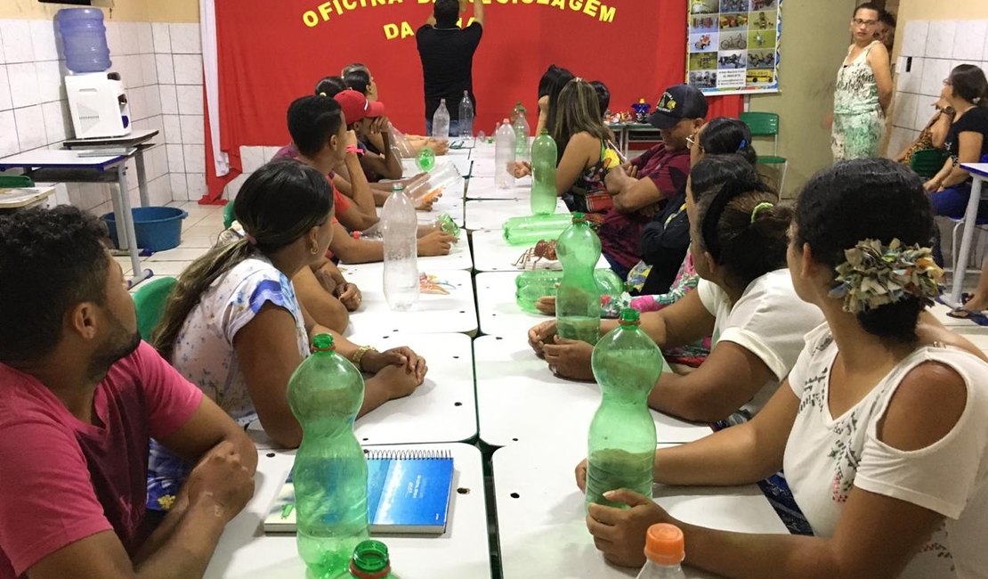 Oficina de reciclagem gera possibilidade de renda para alunos da EJA de Lagoa da Canoa