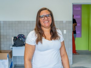 Professora com deficiência visual realiza sonho de trabalhar em Educação Infantil, em Maceió