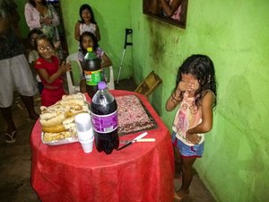 Criança chora na primeira festa de aniversário e reação repercute na internet