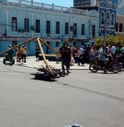 Semáforo cai e atinge motociclista no Centro de Maceió
