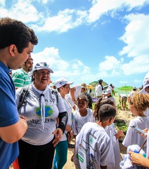 Prefeito em exercício se junta a mutirão de voluntários no Dia Mundial de Limpeza de Praias