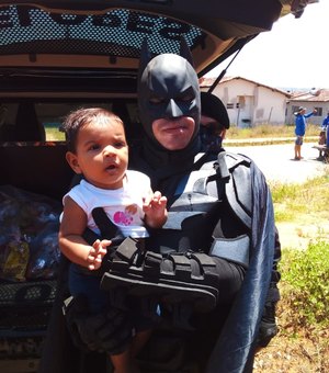 Homem fantasiado de Batman leva presente para crianças carentes em Palmeira dos Índios
