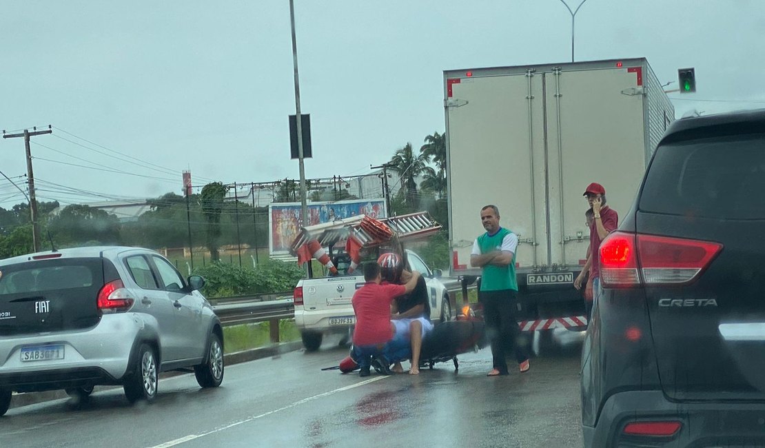 [Vídeo] Motociclista colide contra traseira de caminhão na AL220 em Arapiraca