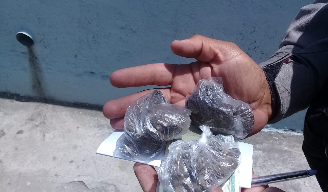 Polícia encontra drogas e balança de precisão dentro de mercearia em Maceió 