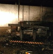 Caminhão é completamente destruído durante incêndio em Palmeira dos Índios