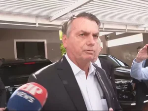Bolsonaro diz não ter tomado vacina e nega adulteração em cartão