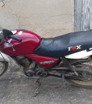 Motocicleta roubada é recuperada pela polícia, em Coruripe